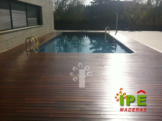 Tarima de madera exterior en piscina