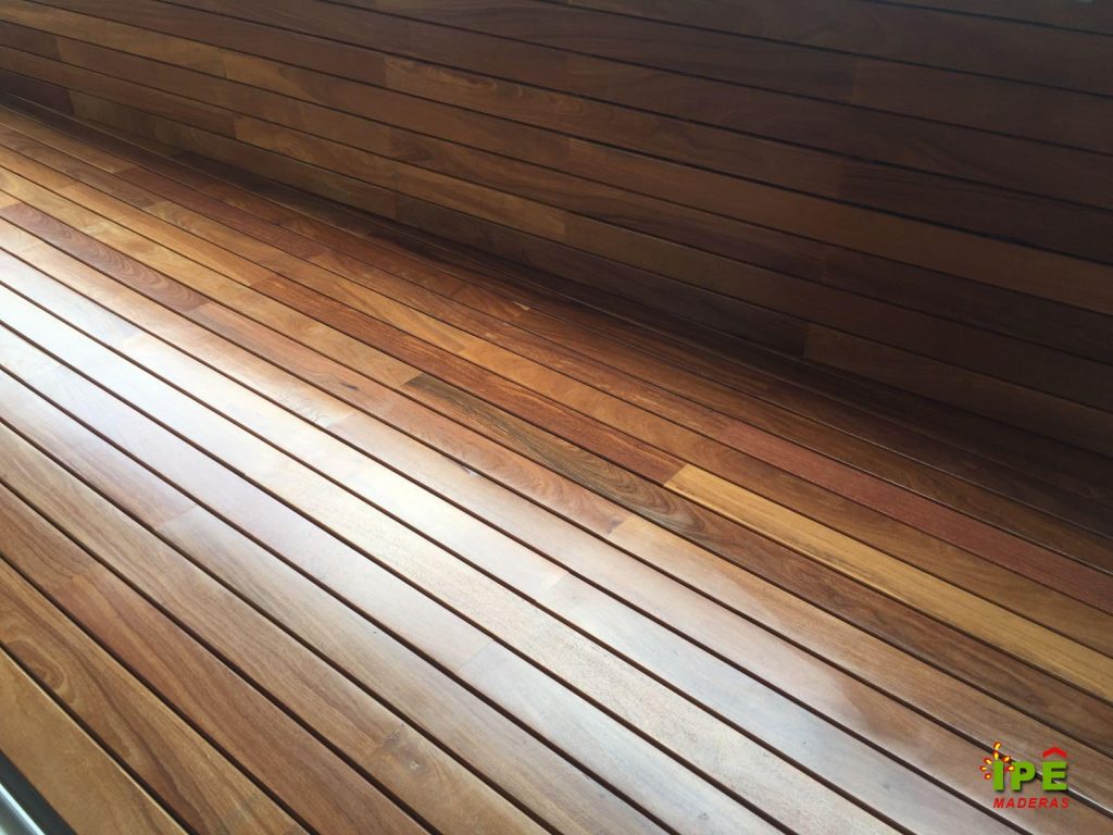 Tarima de madera en exterior ático Barcelona