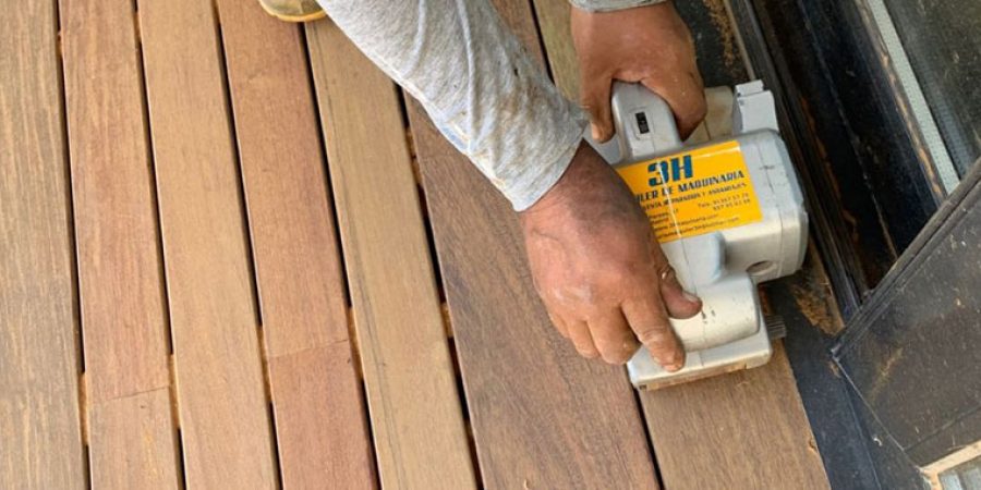 Trabajos de mantenimiento en tarima exterior de madera